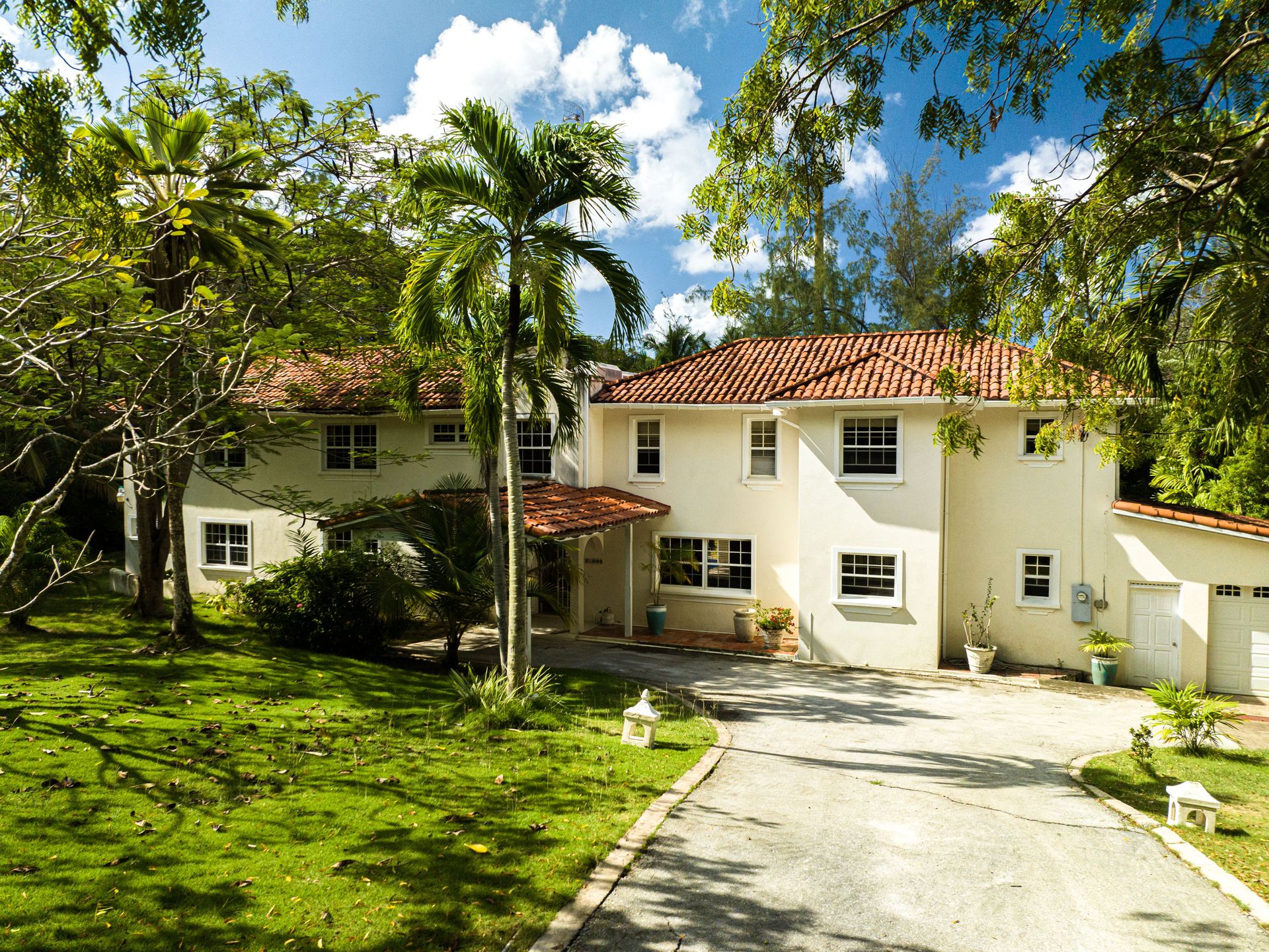 Driveway and entrance of Relando Gallery